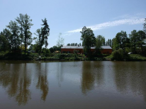Florennes Gîte neuf 150 M2 devant un grand lac privé de 2 hectares poissonneux au milieu des bois, Florennes